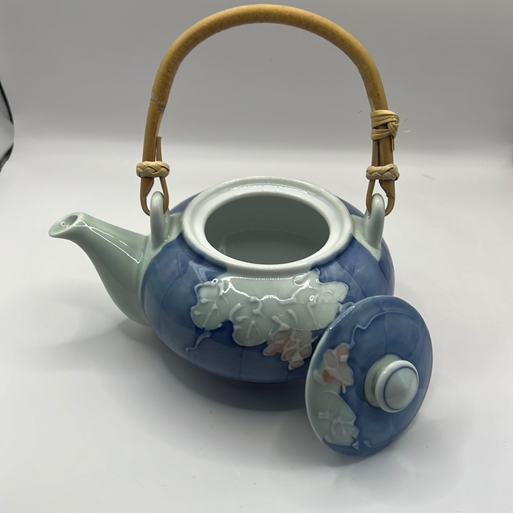 - Japanese porcelain Teapot & Cups .
